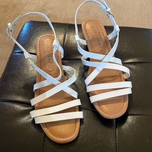 New Directions white Scarlet sandal size 8